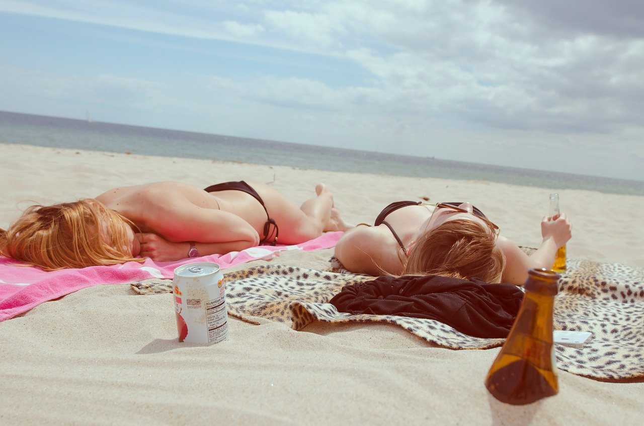 kobiety opalające się na plaży