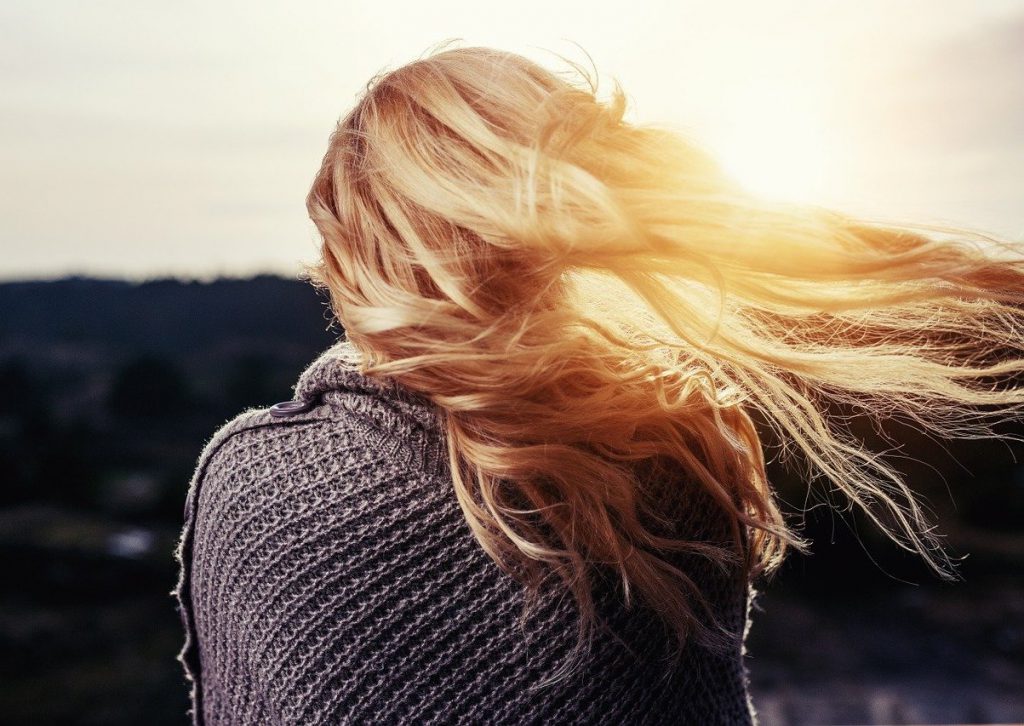 dziewczyna z długimi włosami