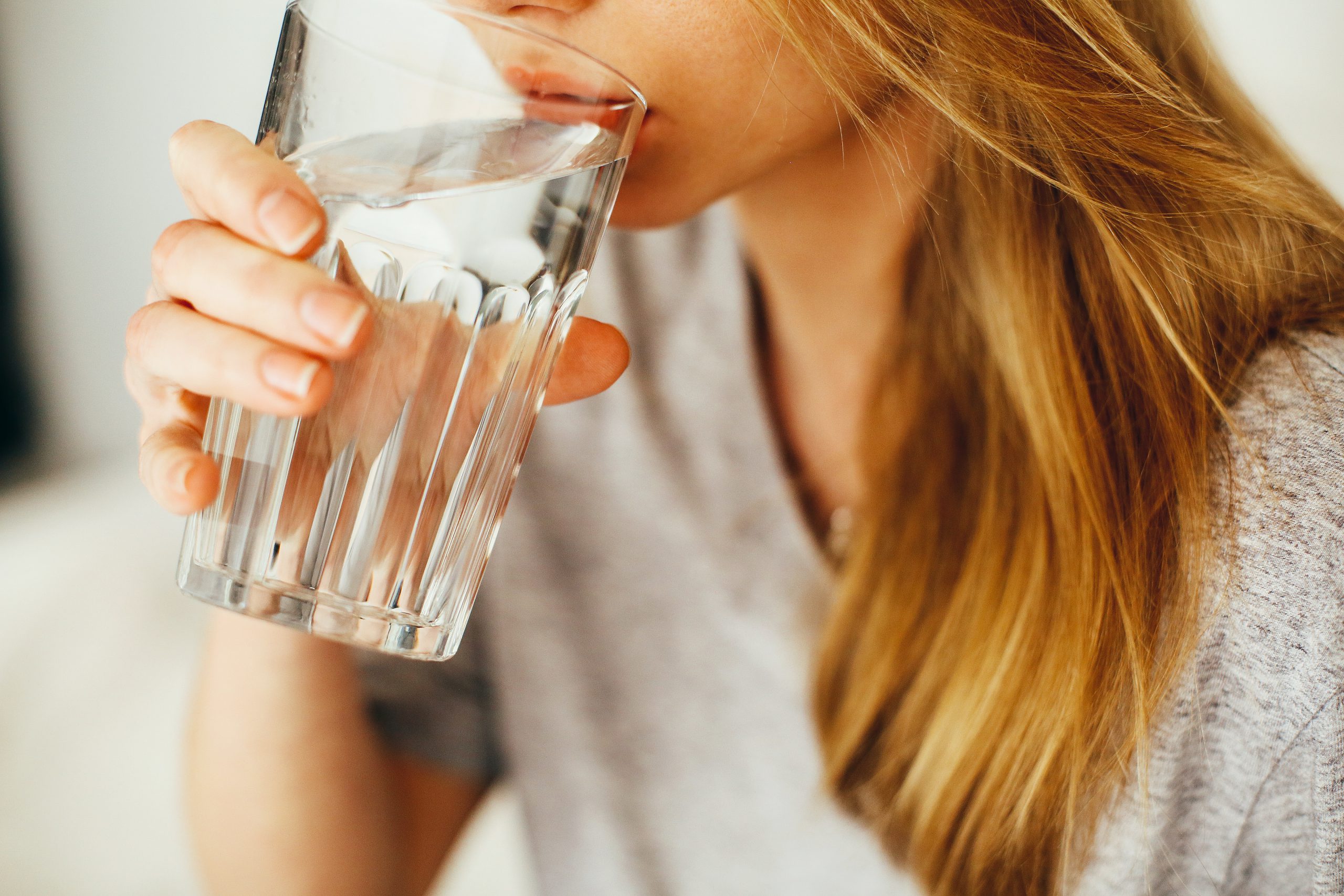 kobieta pijąca szklankę wody