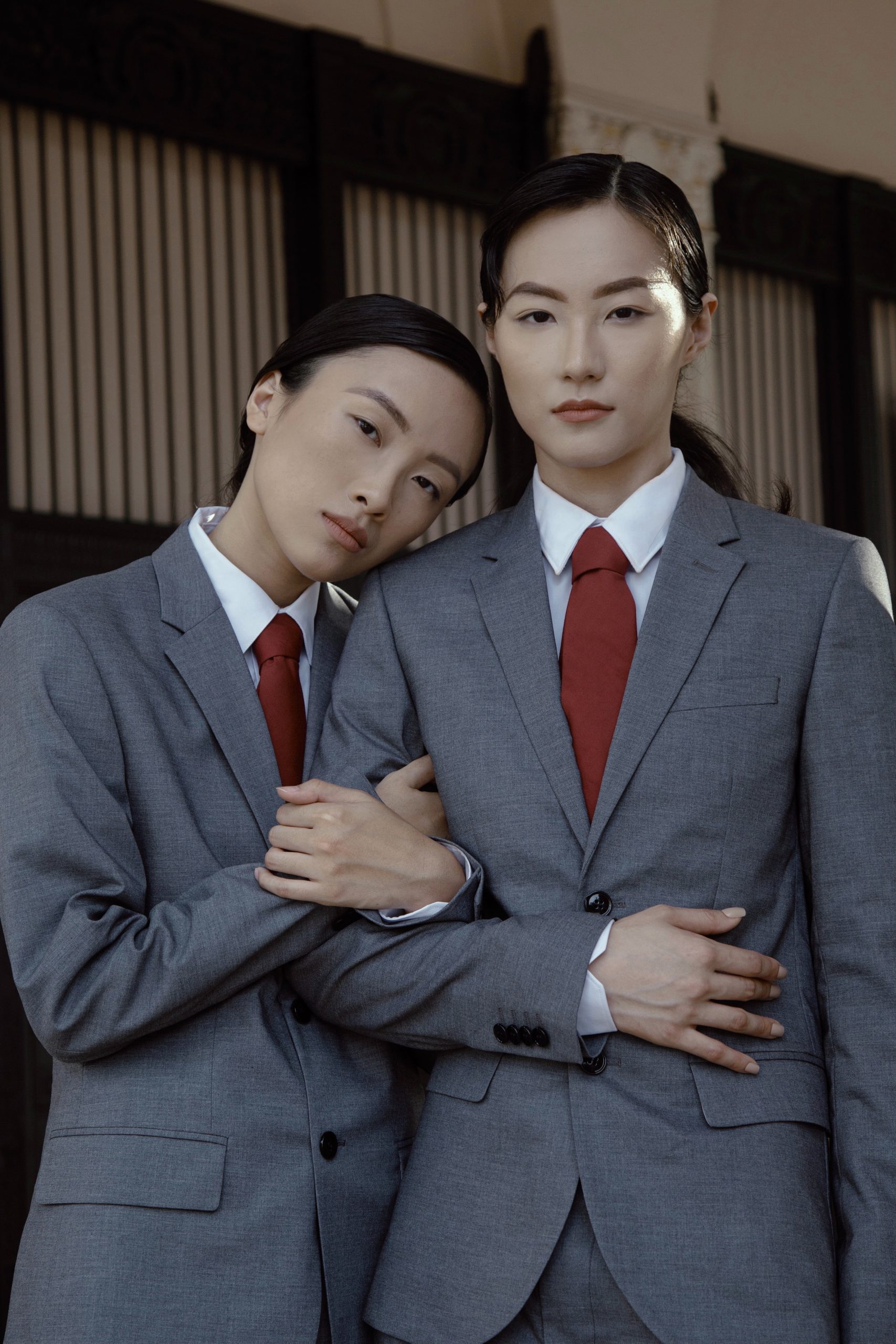 dwie kobiety w garniturach i krawatach