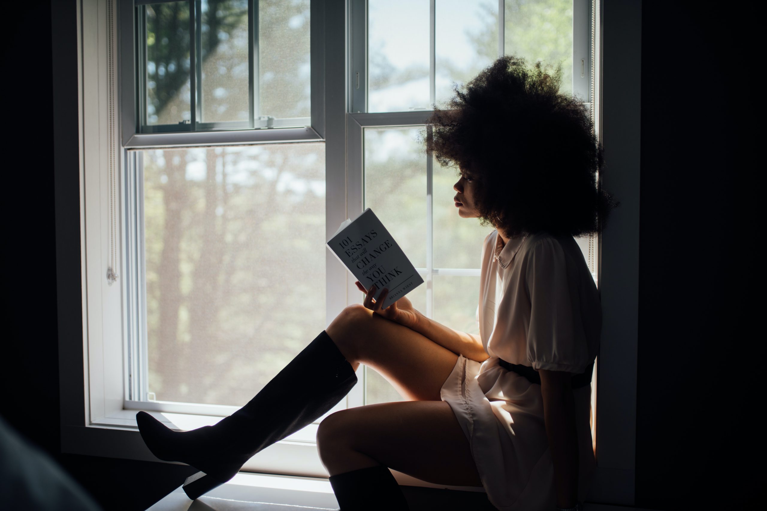 dziewczyna czytająca książkę