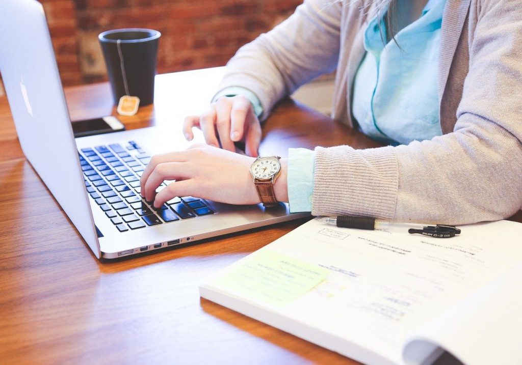 człowiek z laptopem