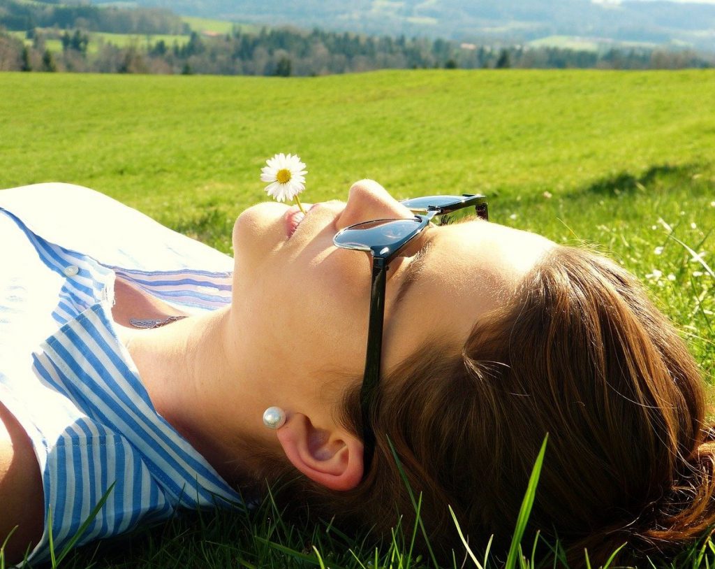 młoda kobieta w okularach