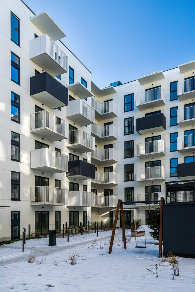 Zima nie dyktuje już warunków.
Jak prefabrykacja zmienia oblicze nowoczesnego budownictwa?