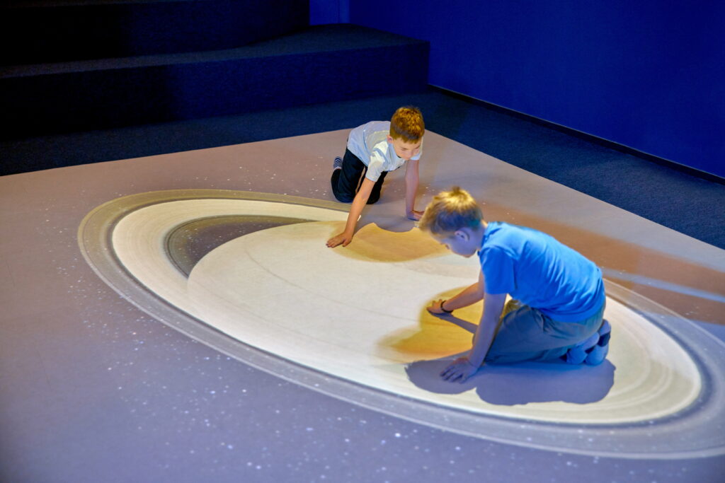 badania-potwierdzaja-polska-interaktywna-podloga-magiczny-dywan-kinebi-skutecznie-wspiera-funkcje-poznawcze-dzieci